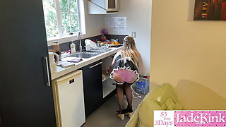 Amateur Pretty Maid Fucks Hotel Guest For Extra Tip in His Room