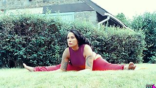 Tattooed lesbians Ella Roxx and Zara moan while having sex