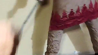 Barri Gand Wali Desi Maid Ko Lund Dikha Ke Garam Kiya