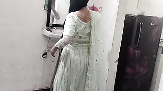 Desi aunty ko nanga kar ke ghar pe hi pel diya