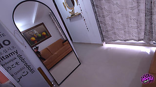 Catwoman Loves Anal Play! She Lets the Citizen Finger His Ass and Gets a Huge Creampie!