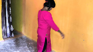 bhabhi movie -Bhabhi was cooking food at home, at that time her brother-in-law came, kissed Bhabhi's breasts and fucked her ass.