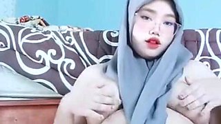 Masturbation of a Horny Jilbab Girl Causes Fluid to Come Out of Her Vagina Until It Is Wet