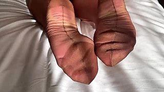 Hot British MILF Shows Off Her Shaved Pussy & Sexy Feet in RHT Stockings