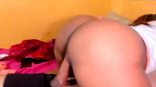 Morena voluptuous rebola com estilo brasileiro em uma