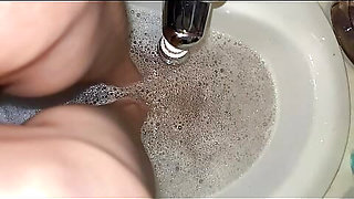 Melove Cleaning her Sexy Small Feet in the Bath