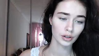 Cute amateur webcam teen girl toying pussy on webcam