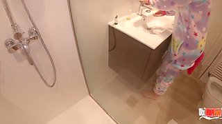 Step Brother Gets Blowjob From Stepsister Shower