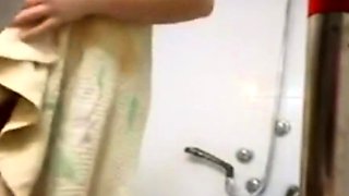 Booty Spanish Niece spied on shaving pussy
