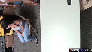 Latina teen tried to deceive the store and got punished