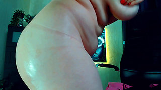 Look at my shiny oiled ass