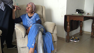 Turkish mature cuckold wife lets african immigrant cum inside her mouth