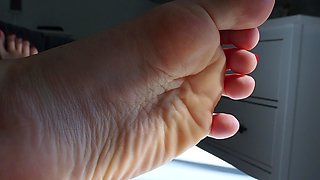 Amateur Foot Fetish Girlfriend Sucks and gives a Footjob