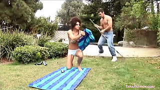 Cougar Teri Weigel uses her huge boobs to seduce the gardener