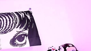 Cute amateur teen girl toying her pussy in bed on cam