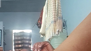 Tamil aunty fingering and urine passing