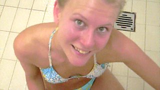 Teeny Im Schwimmbad