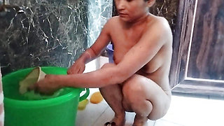 Bhabhi ka bathroom MMS video bna liya