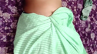 The stepsister is taking off all her clothes, yearning to get her pussy to be fucked.