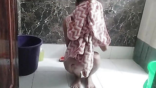 College ka bathroom MMS video licked