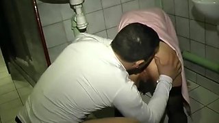 un mec baise la femme de ménage dans les chiottes