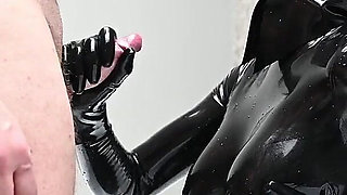 Latexdoll Handjob