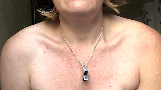 Pretty hippy with great tits gets ready for the day