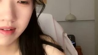 Heavy! Bros! The most authentic school beauty is here, Spicy Hotpot, a college student, perfect body, so strong pubic hair and strong desire, contrast between live broadcast in China and appearance 1