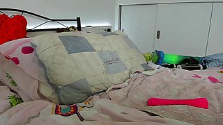 Masturbating loving babe solo toy plays with enthusiasm