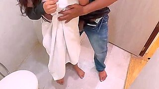 Hindi Audio - Plumber Se Pili Bathroom Me Sofia - Indian Girl Desi Chudai Viral Mms Sex Story Porn Video MILF Bhabhi Aunty BDSM