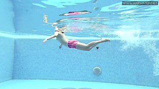 Indescribable Lady Dee - juicy body porn - Underwater Show