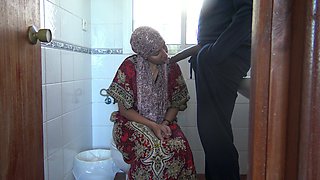 Kurdish Turkish MILF Sucks Her First Big Black Cock During Her Lunch Break