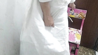 School girl ko kursi par baitha kar chod diya
