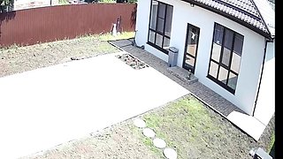 Der vollbusige Teenager erwischte BFs Schwanz im Freien!