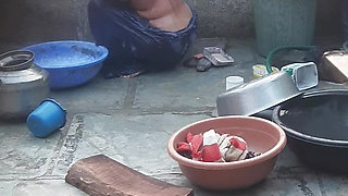 The sister-in-law of the village goes to the farm and makes a mode in the forest, showing her pussy to the sister-in-law brother