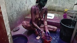 My Randi Didi Dolly came from all over the locality to play Holi and went to take a bath in the bathroom, I secretly made a video