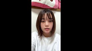 A general amateur female college student touches her after taking a bath and is excited to masturbate