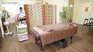 Aesthetician Who Calmly Massages His Wife While She Is Nearby 1