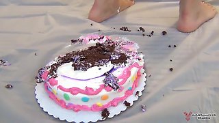 Kendra Lynn’s Revenge Cake Sit: Bare Ass & Pussy Smash Cheating Punishment