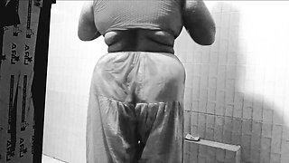 Husband sucks wife in the bathroom and wipes her pussy