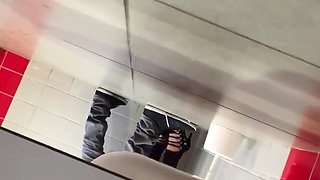 un voyeur filme un couple baiser dans les chiottes
