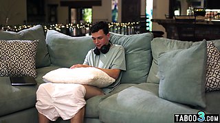 cougar lets stepson to discover her snatch