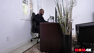 Lonely Housewife Begs BBC To Come Over And Fill Her Cunt