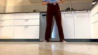 Teen Pissing Her Leggings While Doing The Dishes