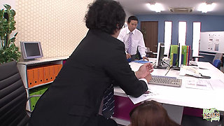 The Sneaky Boss Wants to Play with His Secretary and Let Her Give Him