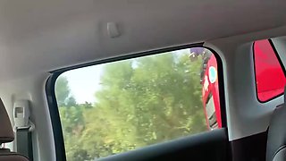 deux coquine se baisent dans la voiture