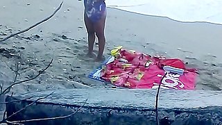 Hot girl chatte rasee a la plage de nudistes pour le black friday
