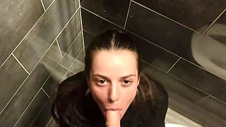 une pipe dans les wc aprés le diner