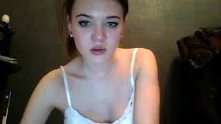 Amateur Webcam Cute Teen Plays Solo with Big