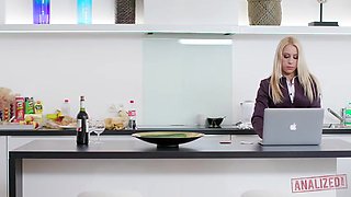 Nikky Thorne: Sexy Blonde Milf Gets Her Ass Stretched Out By Bbc